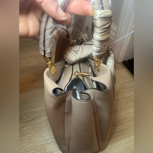 NWT Badgley Mischka Ardenne Zipper Satchel - Picture 5 of 5